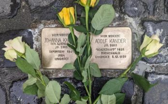 Stolpersteine für durch Nazis ermordete Menschen.